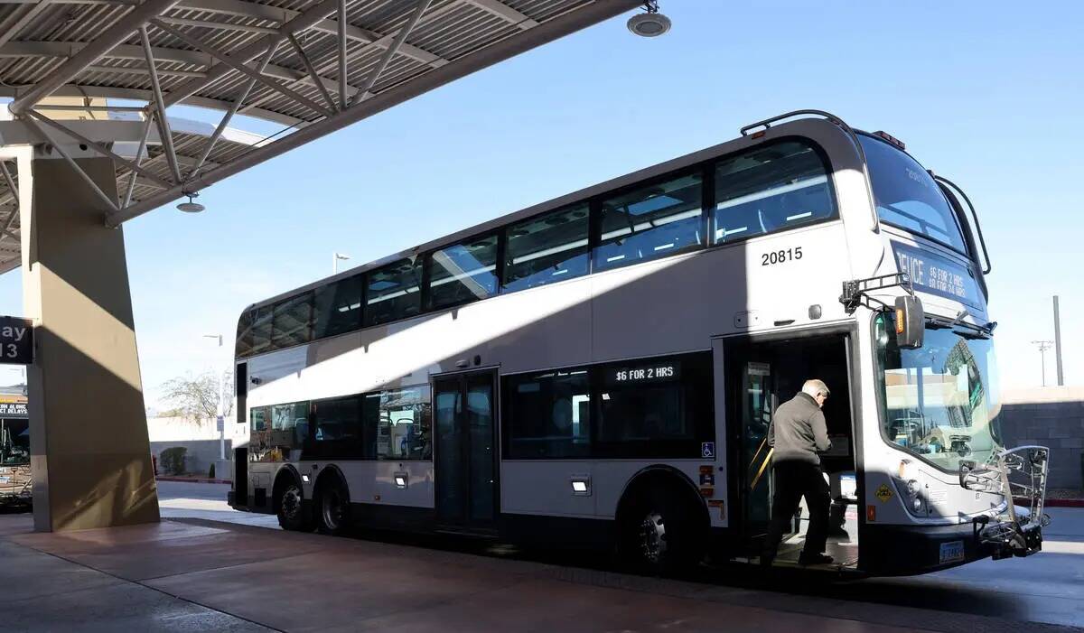 Un autobús de la Comisión Regional de Transporte recoge pasajeros en la terminal de transport ...