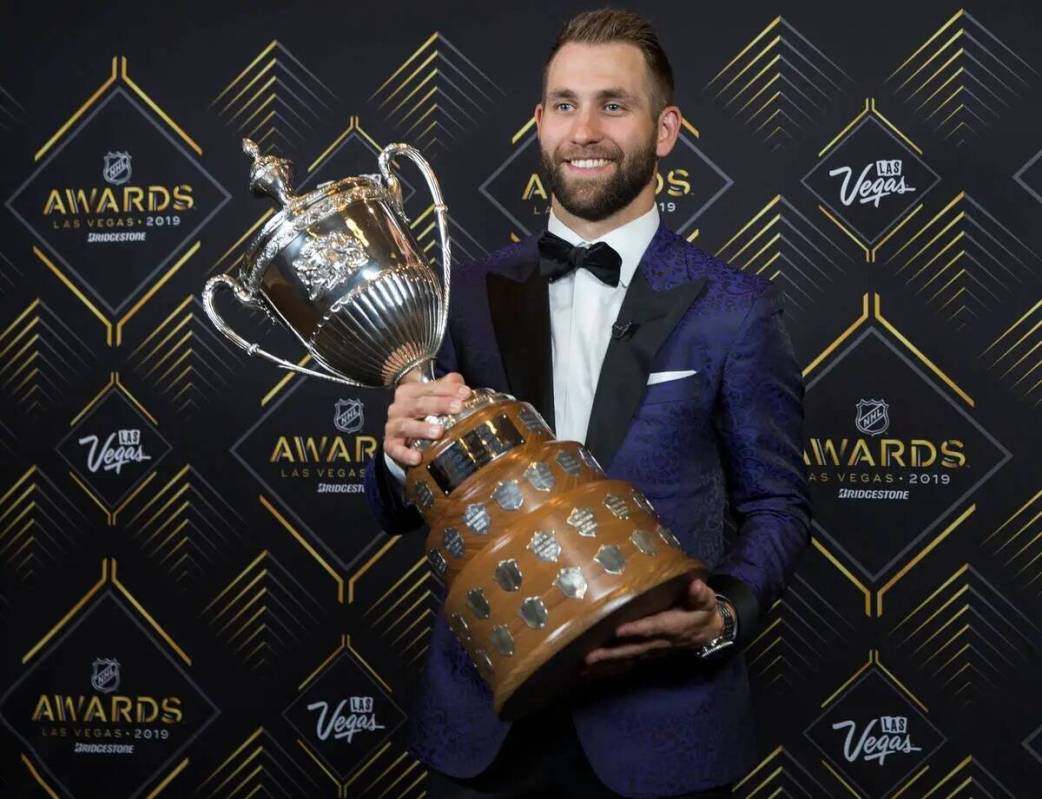 El ala izquierda de Minnesota Wild, Jason Zucker, que es de Las Vegas, sostiene el King Clancy ...