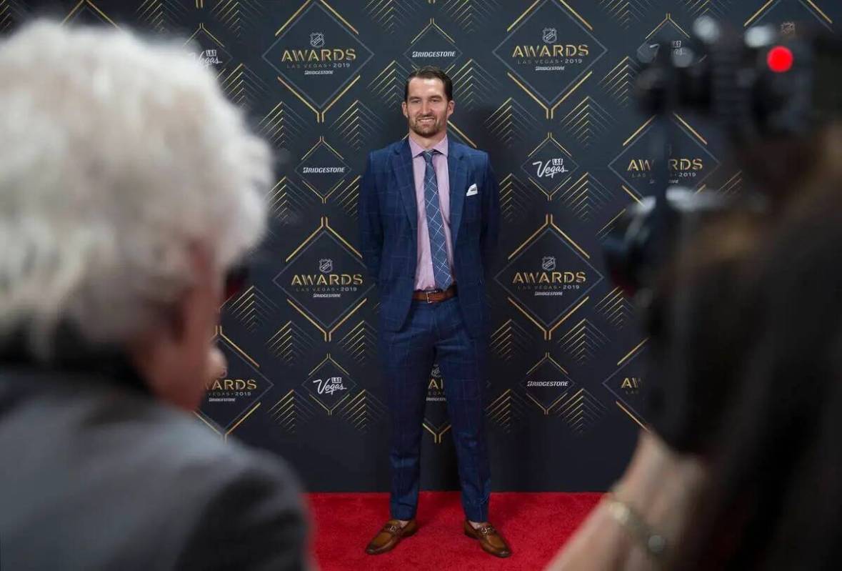 Mark Stone, de los Golden Knights, finalista al Trofeo Selke al mejor delantero defensivo, cami ...