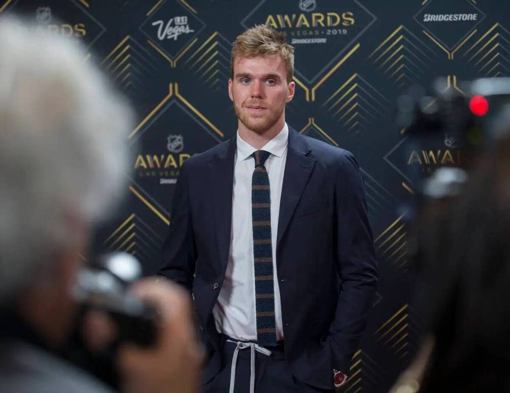 El centro de los Edmonton Oilers Connor McDavid camina por la alfombra roja antes del inicio de ...