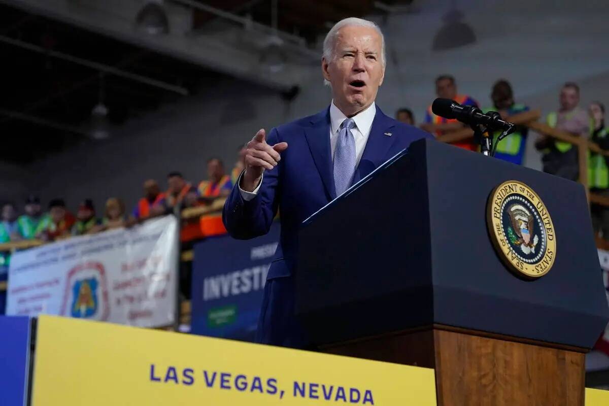El presidente Joe Biden habla en un evento el 8 de diciembre de 2023, en Las Vegas. (AP Photo/M ...
