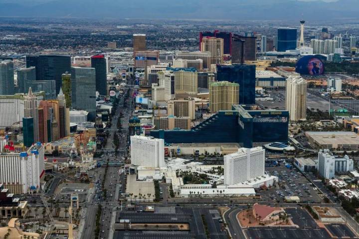 Edificios a lo largo de Las Vegas Strip, el viernes 9 de febrero de 2024, en Las Vegas. (L.E. B ...