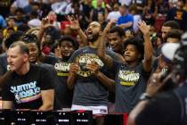 El alero de los Cleveland Cavaliers Isaiah Mobley (15) sostiene el trofeo de MVP tras ganar el ...