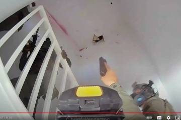 Video de una cámara corporal de la policía muestra a agentes de policía de Henderson dentro ...