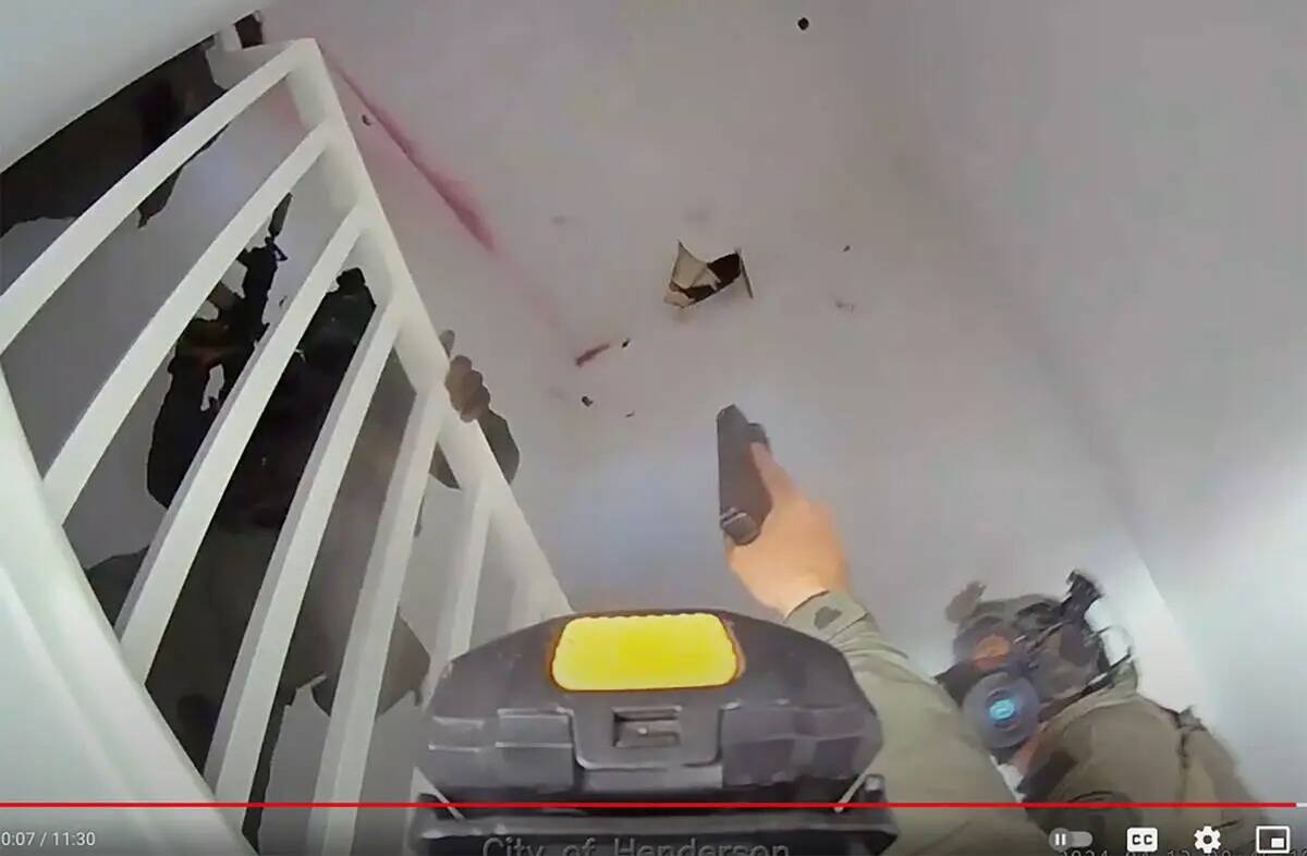 Video de una cámara corporal de la policía muestra a agentes de policía de Henderson dentro ...