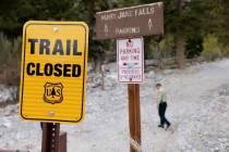Un cartel del Servicio Forestal de Estados Unidos anuncia que el sendero Mary Jane Falls está ...