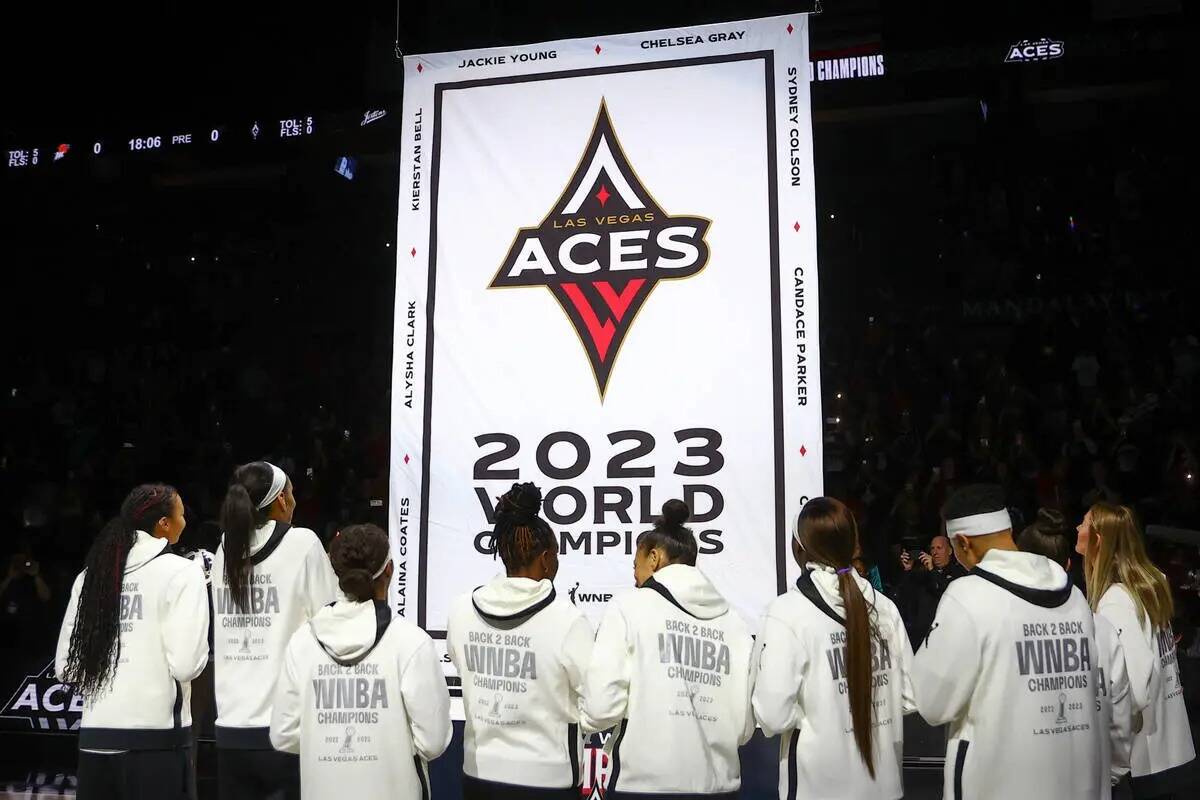 Las Vegas Aces observan cómo se cuelga una pancarta en honor a su victoria en el Campeonato de ...