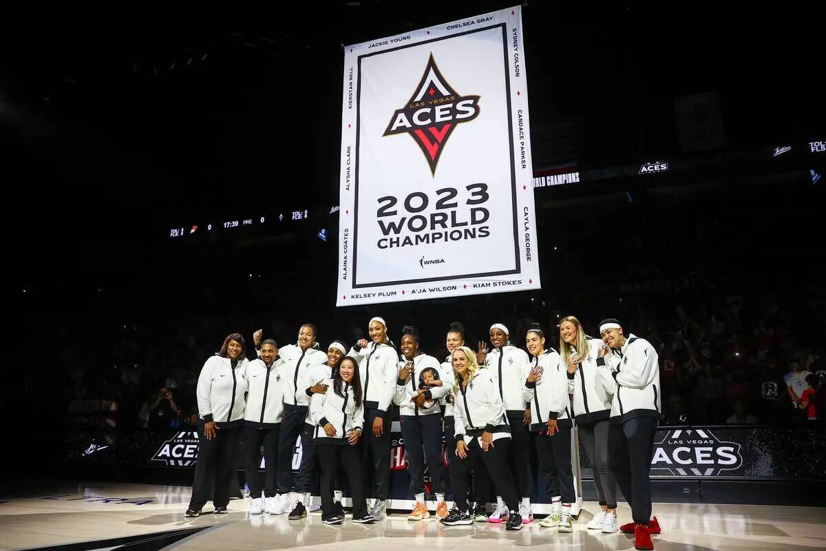 Las Vegas Aces posan para una foto delante de su nueva pancarta en honor a su victoria en el Ca ...