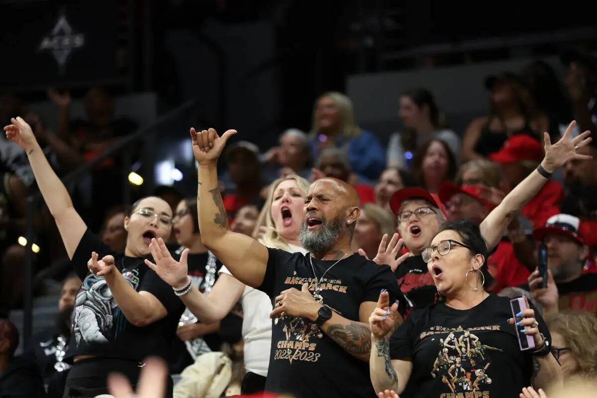 Fans de Las Vegas Aces cantan "We Are The Champions" durante la primera mitad de un partido de ...