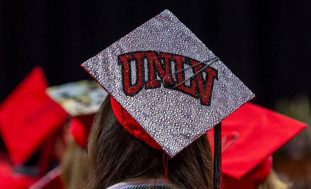 Un graduado lleva un birrete personalizado durante los ejercicios de graduación de primavera d ...