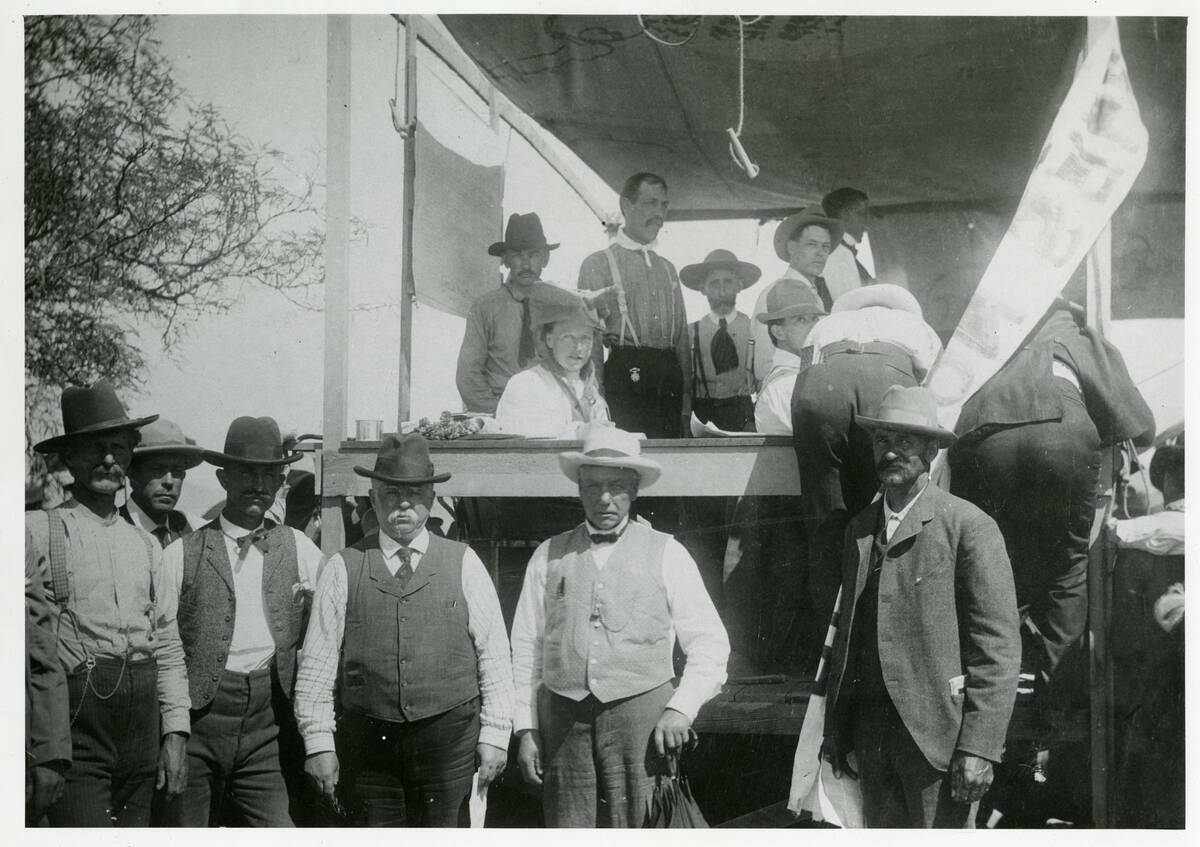 Varios hombres posan para una foto durante la subasta de terrenos en el pueblo de Clark Las Veg ...