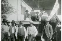 Varios hombres posan para una foto durante la subasta de terrenos en el pueblo de Clark Las Veg ...