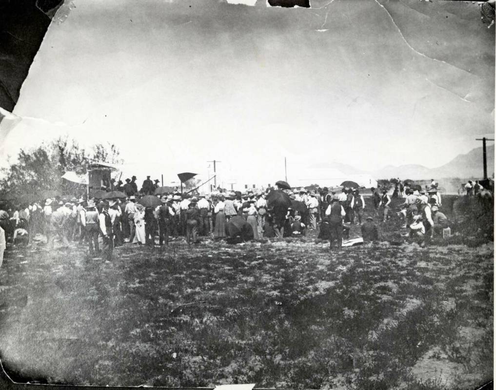 Personas se reúnen para la subasta de terrenos del 15 de mayo de 1905 que estableció el sitio ...