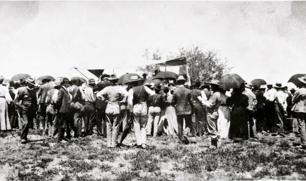 Personas se reúnen para la subasta de terrenos del 15 de mayo de 1905 que estableció el sitio ...