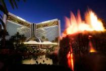 El Hotel y Casino Mirage de Las Vegas la noche del miércoles 18 de noviembre de 2009. (Jason B ...