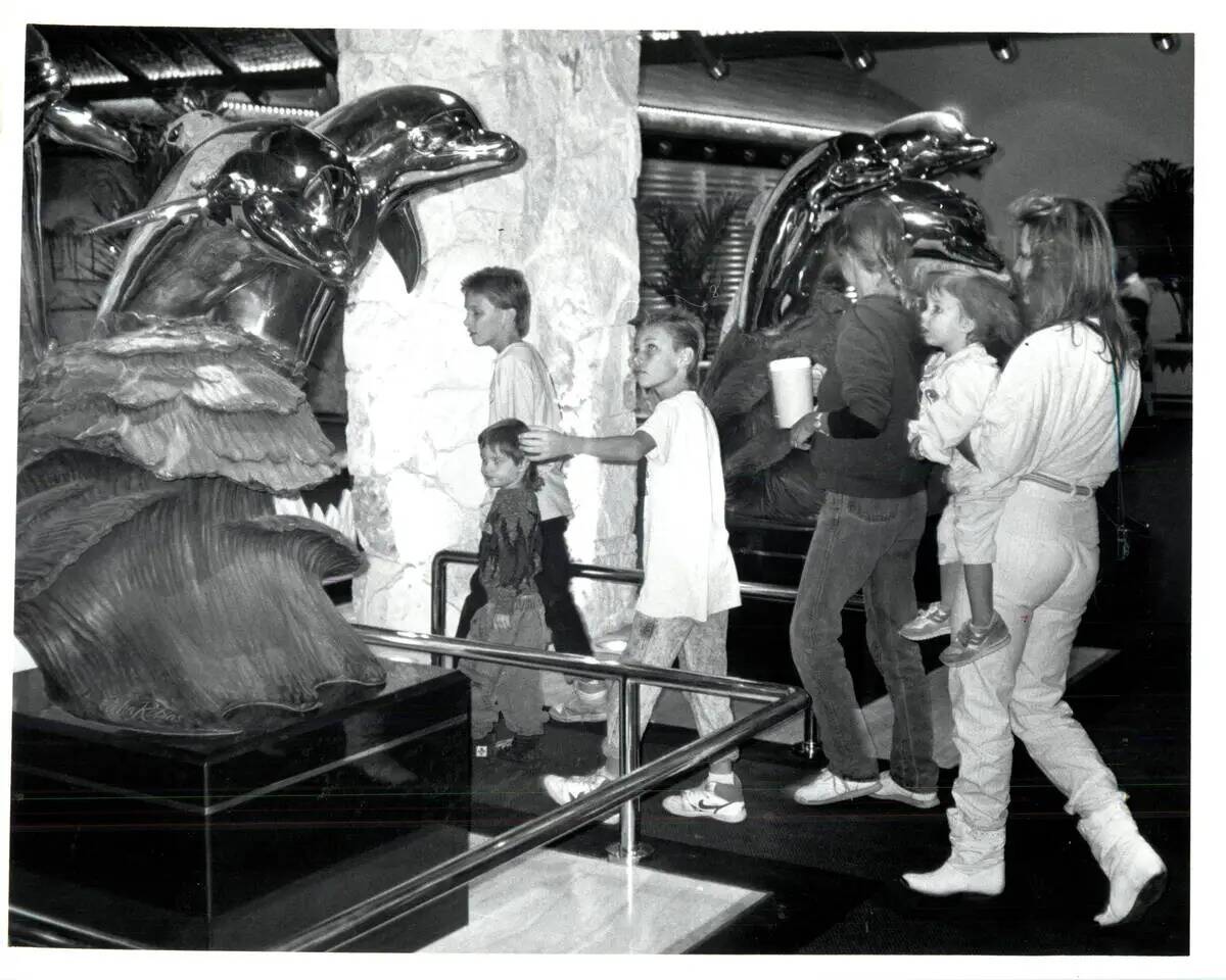 Delfines esculpidos reciben a los visitantes en la entrada principal del Hotel y Casino Mirage ...