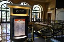 Un menú se muestra en la entrada de Picasso en el hotel-casino Bellagio en Las Vegas, el miér ...