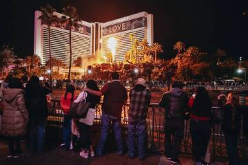 Un grupo de personas observa la explosión del volcán Mirage, el domingo 31 de diciembre de 20 ...