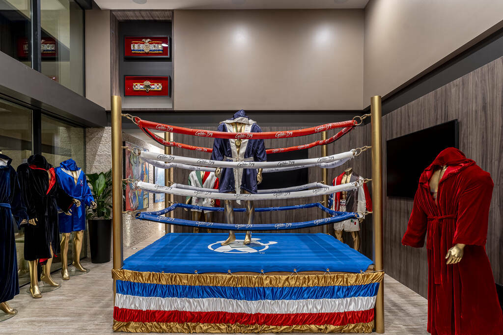 De la Hoya tiene una sala de recuerdos con batas de boxeo. Foto: The Agency