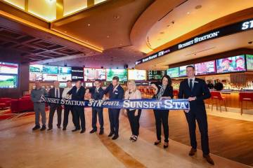 Ejecutivos del casino y funcionarios locales cortan el listón de la recién renovada STN Sport ...