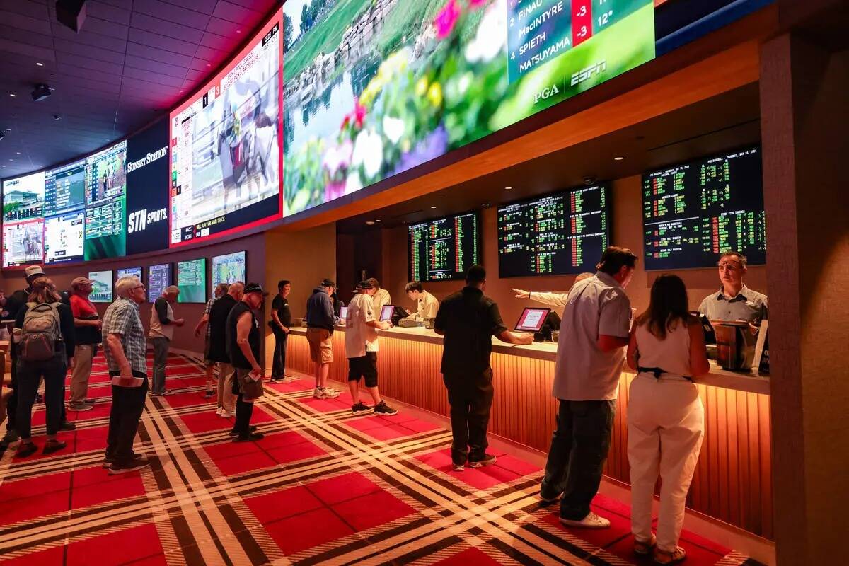 Los clientes hacen fila para apostar en el recién renovado STN Sportsbook del hotel-casino Sun ...