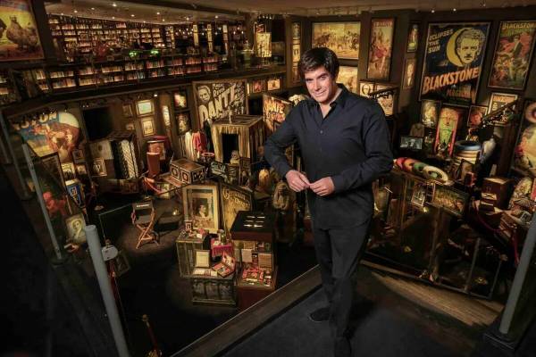 El mago David Copperfield posando para una foto en su Museo Internacional y Biblioteca de las A ...