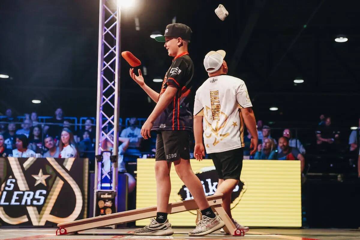 Brayden Wilson, de los Texas Bully Baggers, anima durante un partido de cornhole profesional co ...