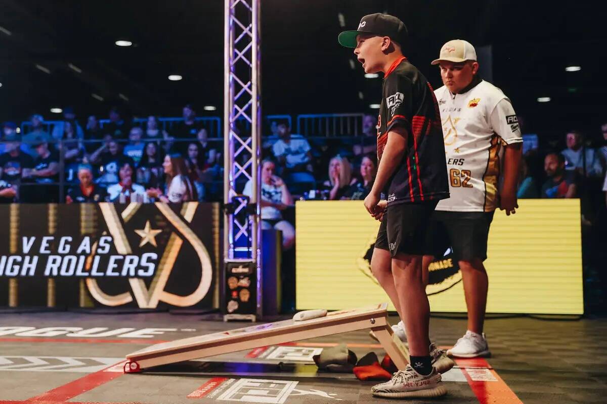 Brayden Wilson, de los Texas Bully Baggers, anima durante un partido de cornhole profesional co ...