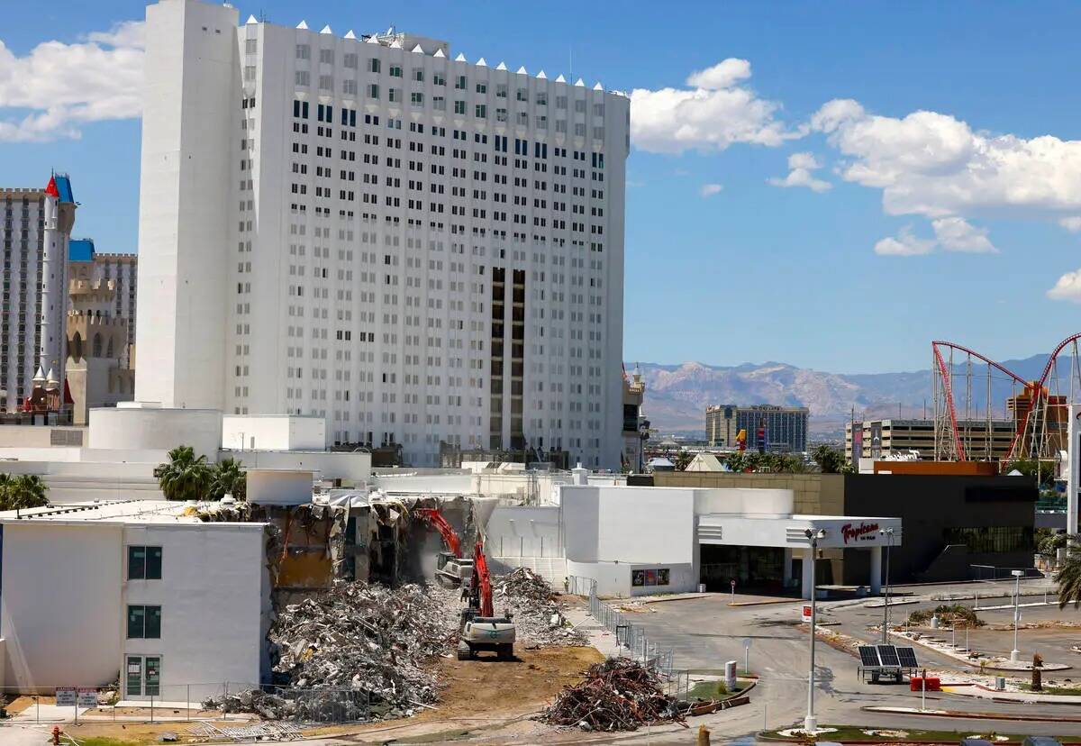 La demolición continúa en el Tropicana el lunes 13 de mayo de 2024, en Las Vegas. (Bizuayehu ...
