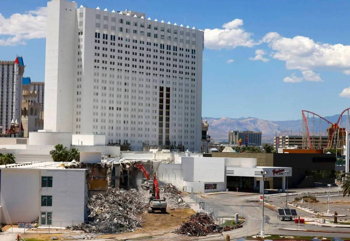 La demolición continúa en el Tropicana el lunes 13 de mayo de 2024, en Las Vegas. (Bizuayehu ...
