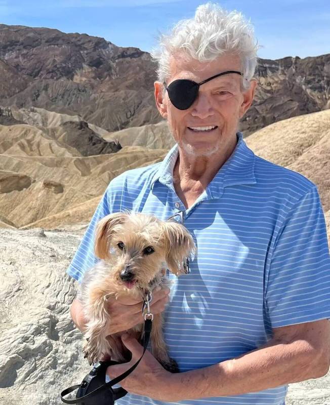 El excolumnista del R-J Norm Clarke aparece con su perro Scandal en el Death Valley, el 8 de ab ...