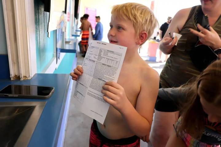 Gavin Andrade, de 8 años, de Las Vegas, muestra su boleta de calificaciones para entrar gratis ...