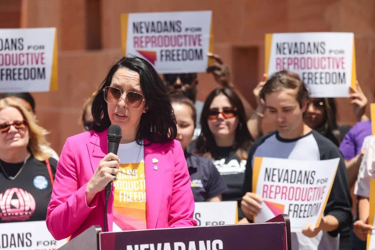 Lindsey Harmon, presidenta de Nevadans for Reproductive Freedom, se dirige a los medios de comu ...