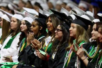 Estudiantes de Green Valley High School aplauden a un orador durante la graduación en el Thoma ...