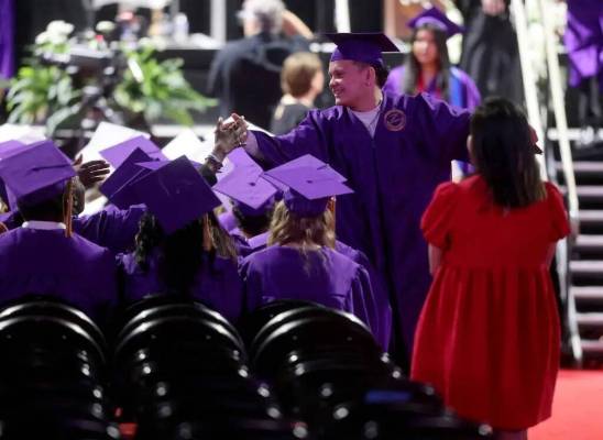 Alumnos de la Durango High School reciben sus diplomas durante la graduación en el Thomas & Ma ...