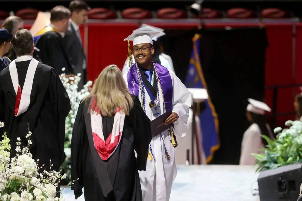 Alumnos de la Durango High School reciben sus diplomas durante la graduación en el Thomas & Ma ...