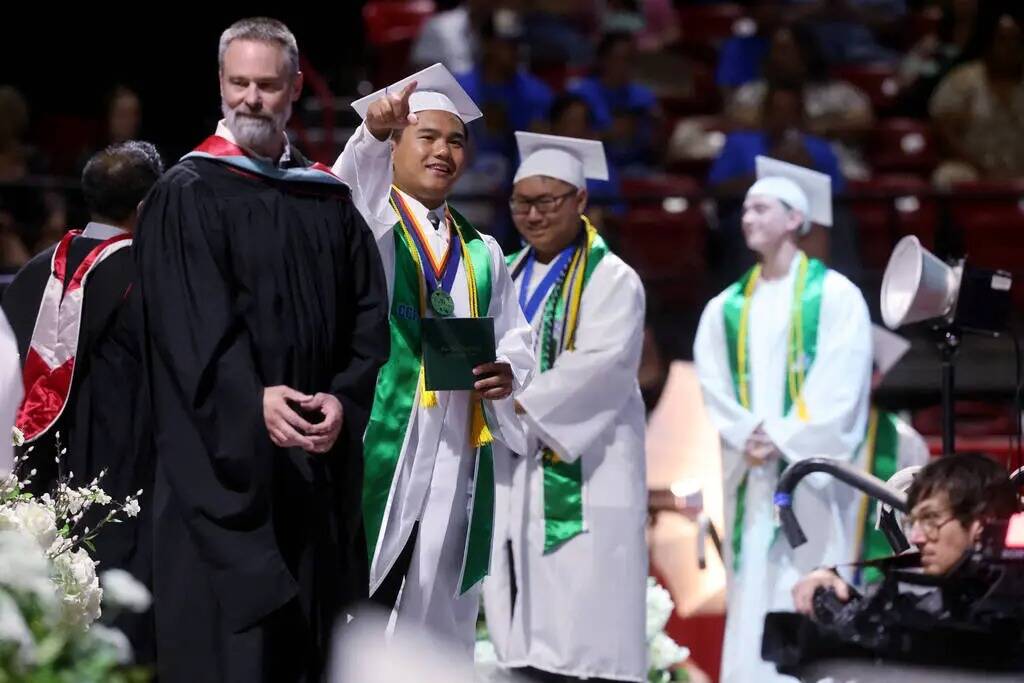 Estudiantes de Green Valley High School reciben sus diplomas durante la graduación en el Thoma ...