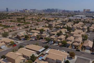 Una foto aérea muestra viviendas en Las Vegas. (Bizuayehu Tesfaye/Las Vegas Review-Journal)