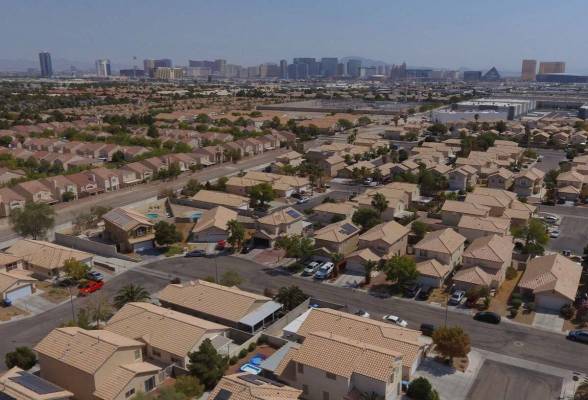 Una foto aérea muestra viviendas en Las Vegas. (Bizuayehu Tesfaye/Las Vegas Review-Journal)