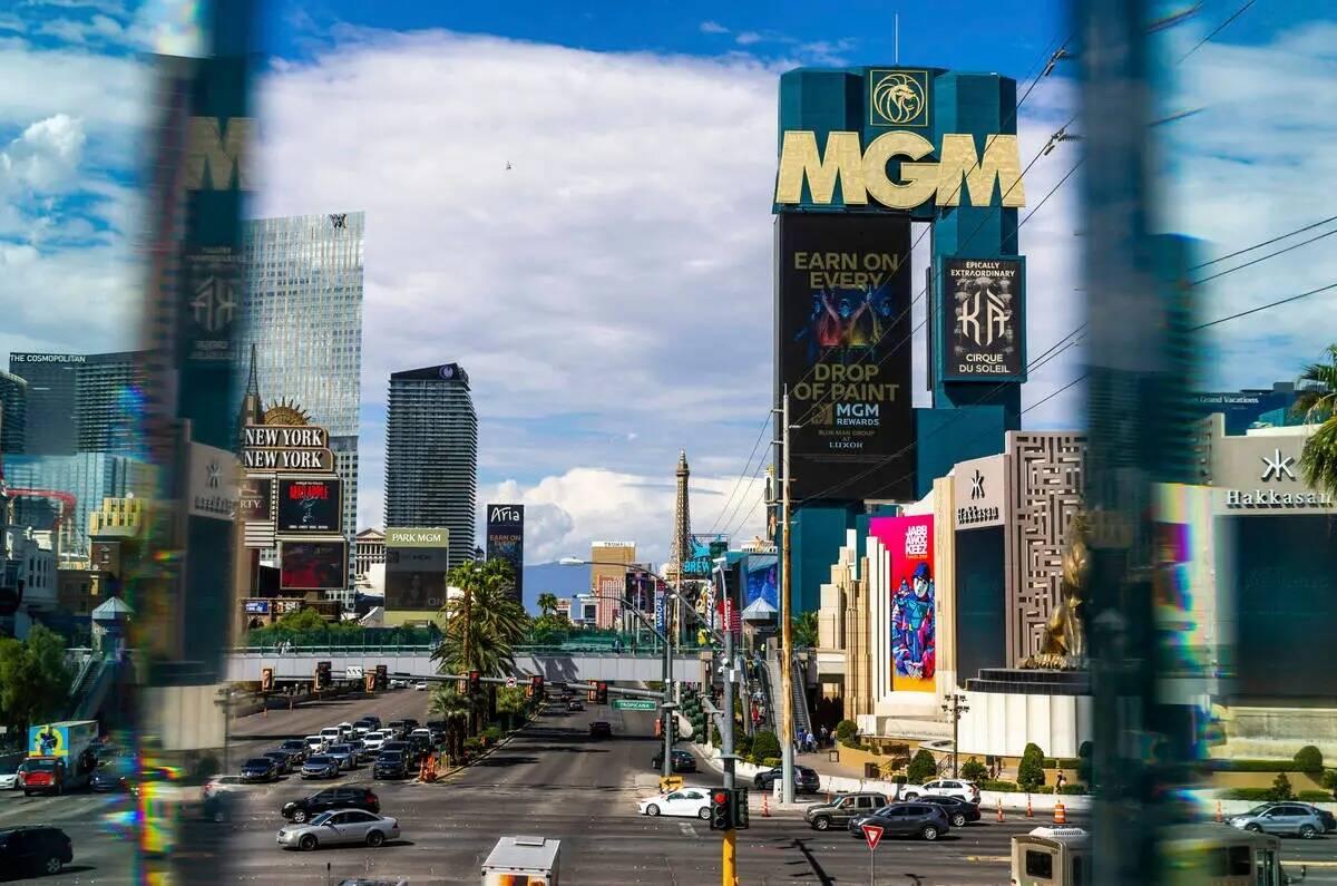El MGM Grand, a la derecha, entre otros resort, hoteles y casinos, el martes 12 de septiembre d ...