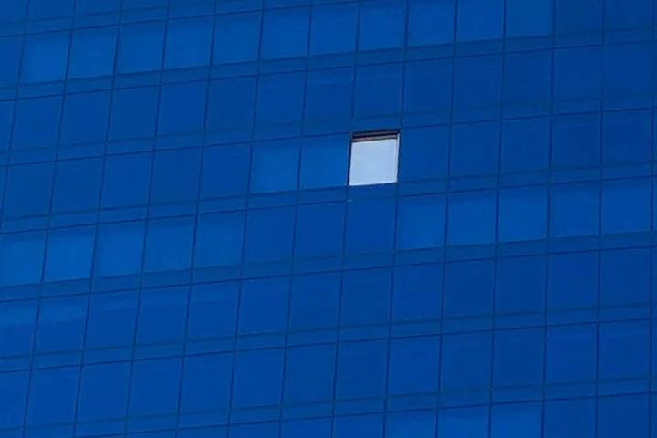 Se observó una ventana rota cubierta por una lona blanca en el Elara by Hilton Grand Vacations ...