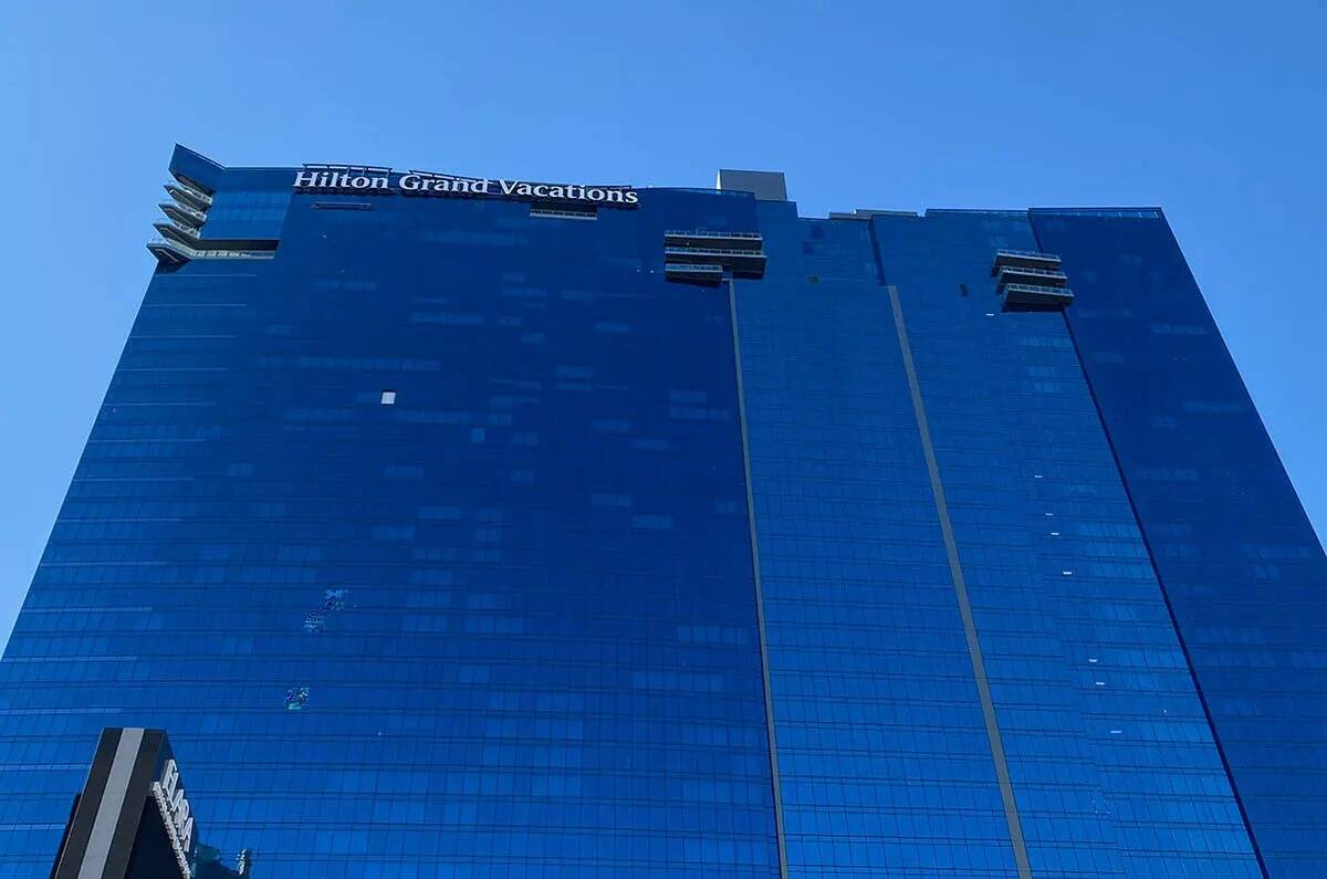 Se observaron varias ventanas dañadas en el Elara by Hilton Grand Vacations el martes 21 de ma ...