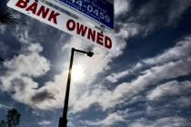 Un cartel de una inmobiliaria avisa de que una casa en venta en la zona de Summerlin es "Bank O ...