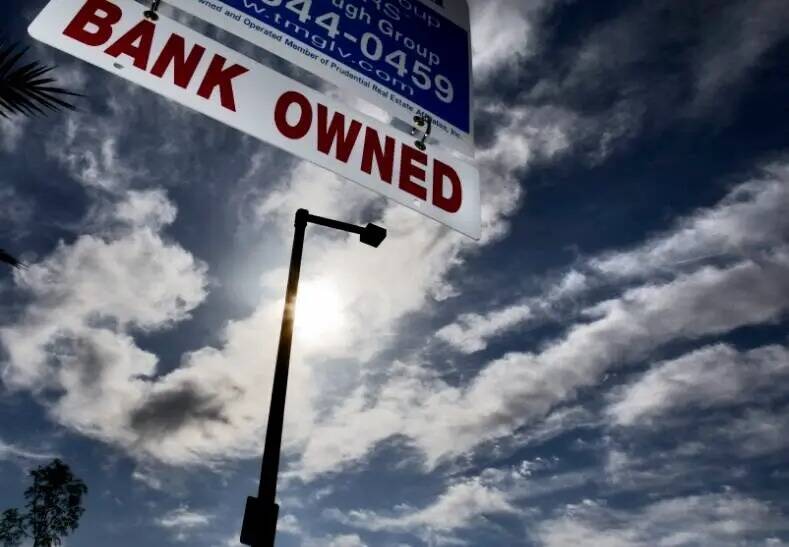 Un cartel de una inmobiliaria avisa de que una casa en venta en la zona de Summerlin es "Bank O ...