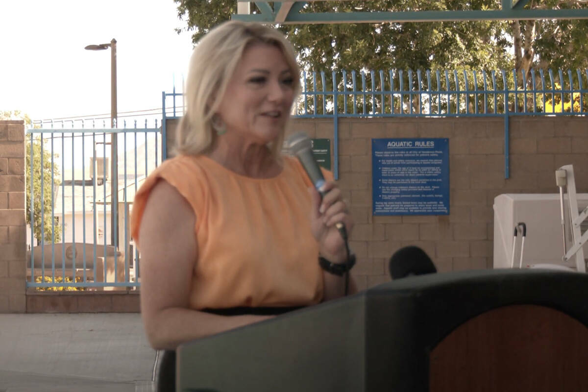 La alcaldesa de Henderson, Michelle Romero, habla en un evento de seguridad en el agua, el mié ...