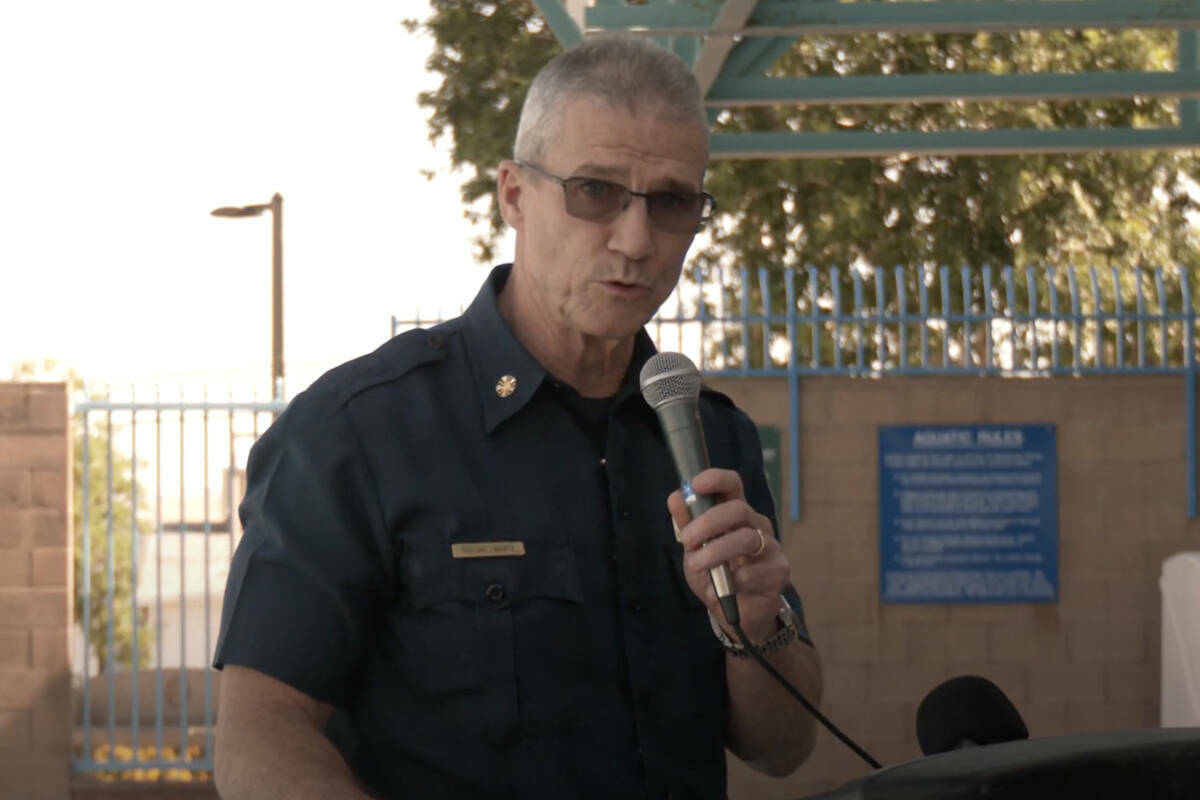 El jefe de Bomberos de Henderson, Shawn White, habla en un evento de seguridad en el agua, el m ...