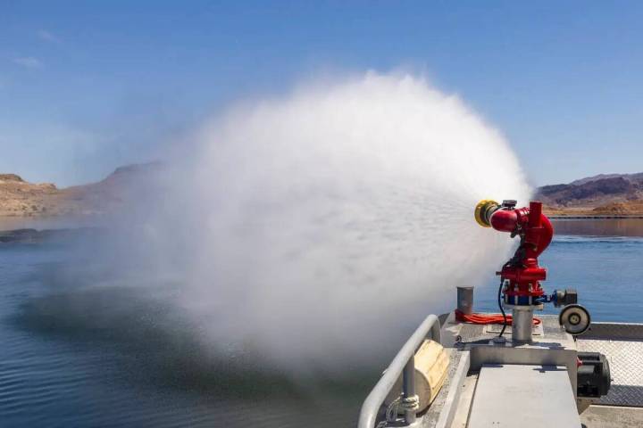 Un bote de bomberos descarga su cañón de agua durante un evento mediático sobre navegación ...