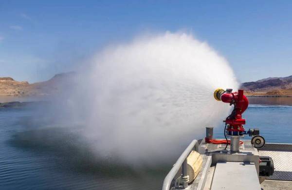 Un bote de bomberos descarga su cañón de agua durante un evento mediático sobre navegación ...