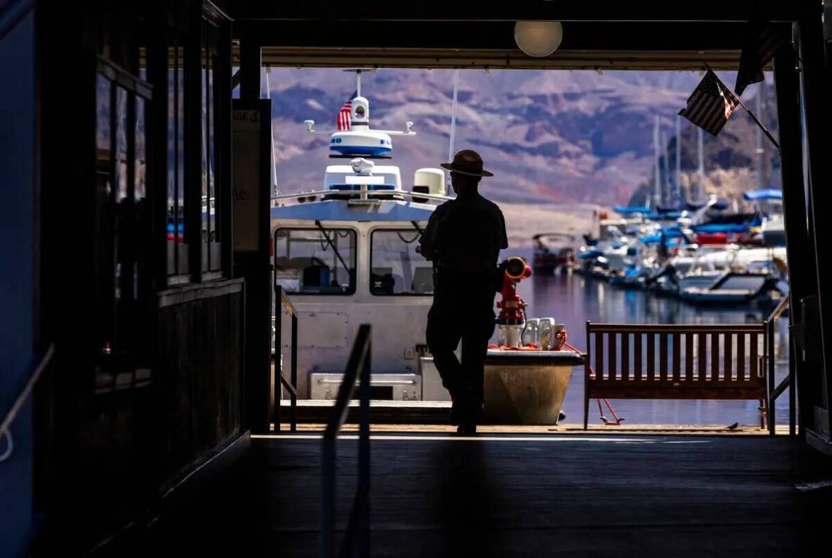 Un guardaparques pasea por el Lago Mead Marina durante un evento mediático sobre navegación s ...