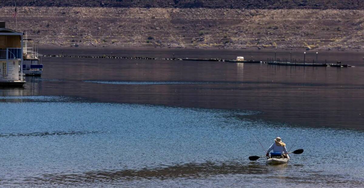 Un pescador sale del Lake Mead Marina durante un evento mediático sobre navegación segura en ...